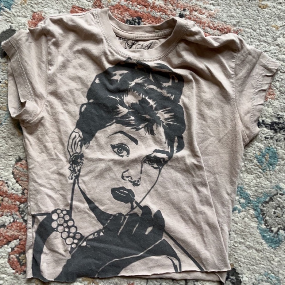 tan graphic tee cropped